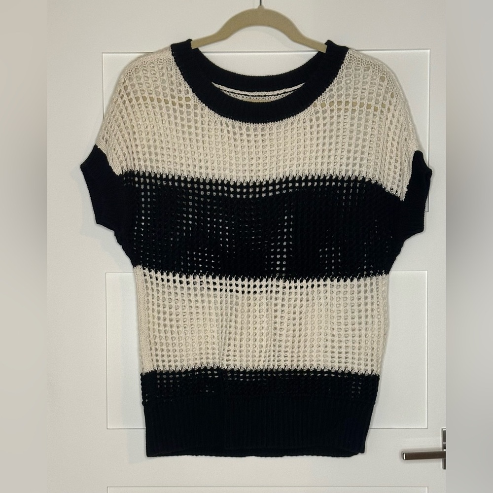 BUNDLE 4/$12💥 
Ladies sheer sweater. Loft brand size medium